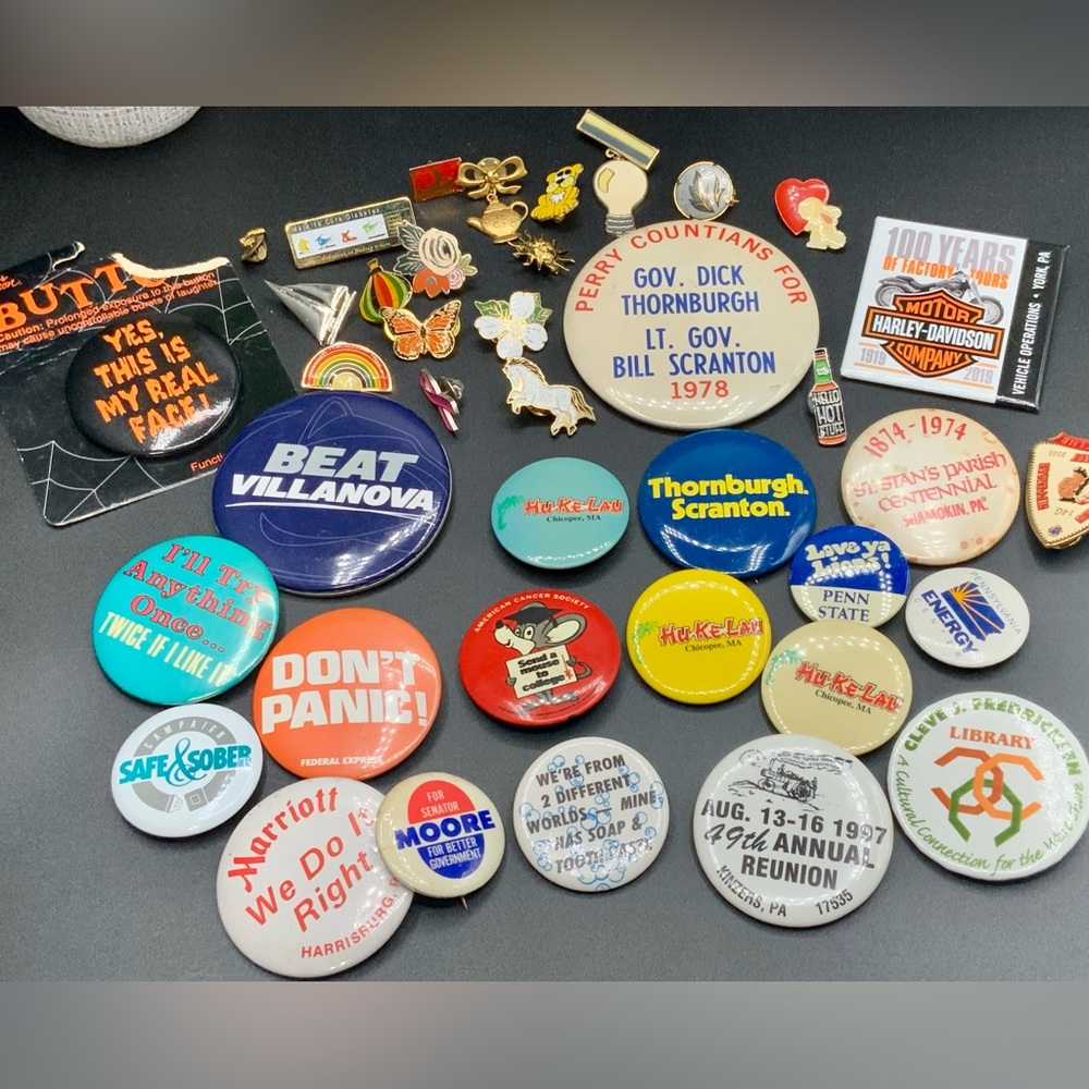 Large Lot Pre-owned Vintage Button Pins, Pinbacks, Lapel‎ Pins, Brooch - Picture 2 of 2